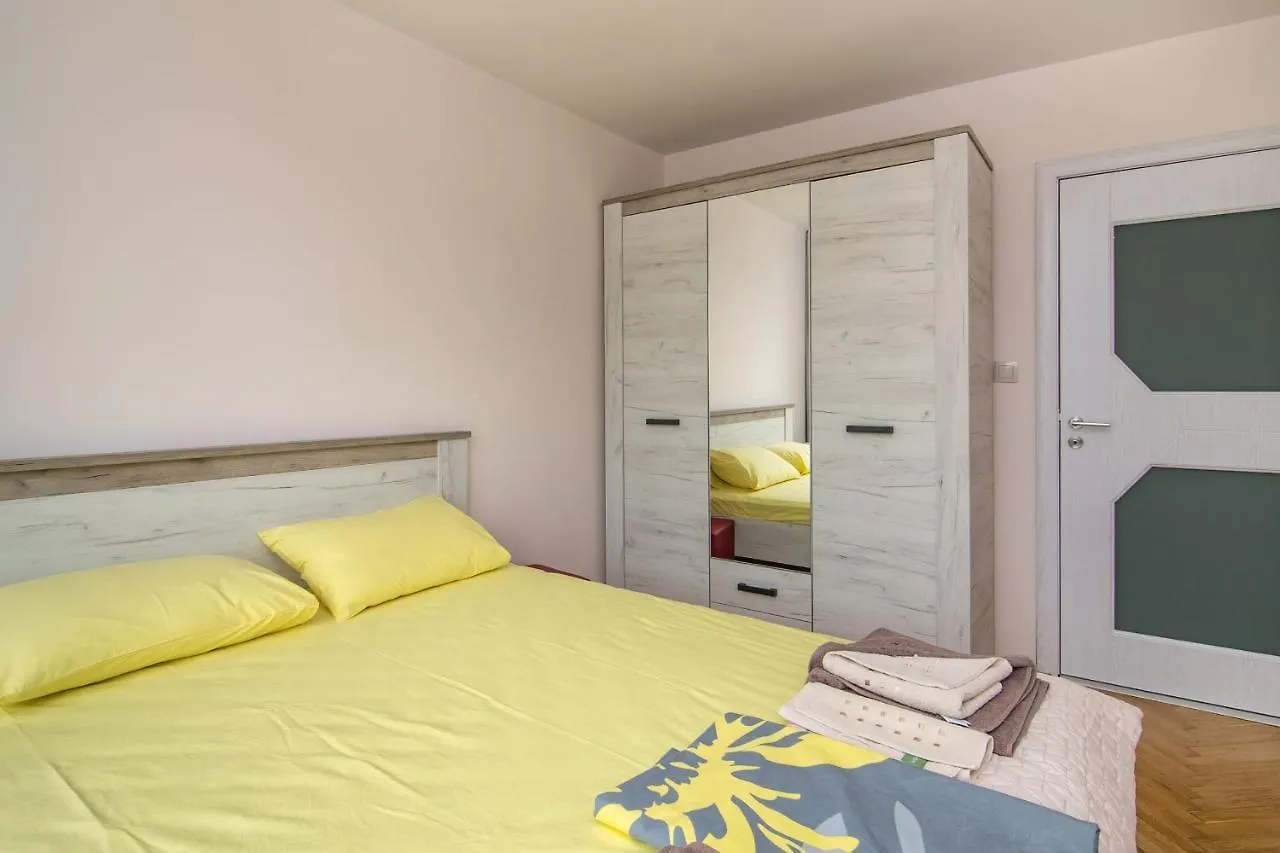 Central Train Station Flat With Port View Varna Apartmán