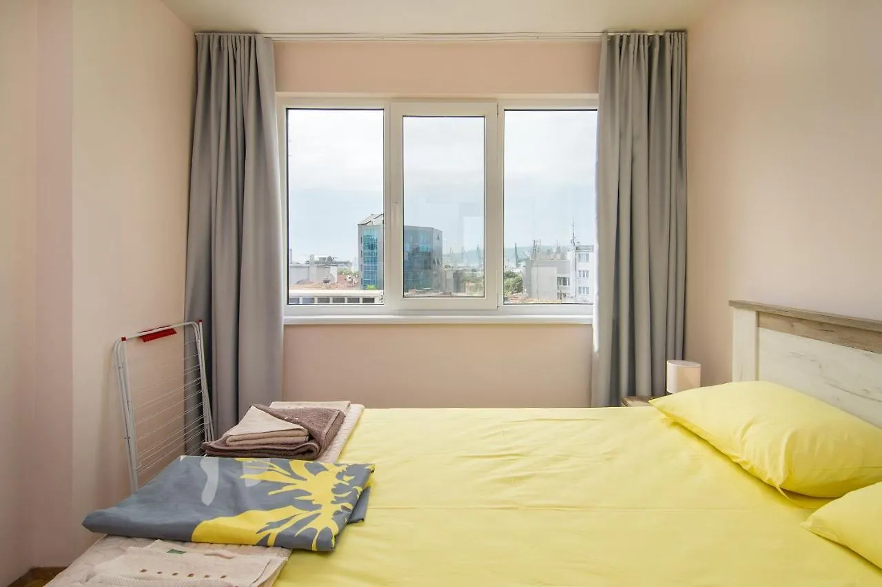 Central Train Station Flat With Port View Varna
